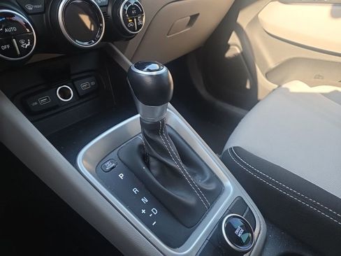 Certified 2022 Hyundai Venue SEL image 19