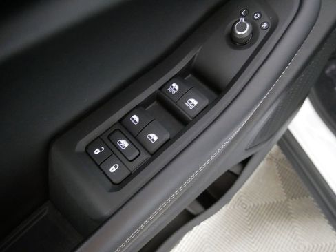 Used 2025 Jeep Grand Cherokee Altitude image 13