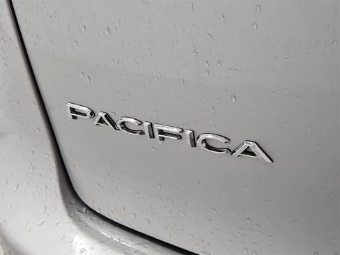 Used 2024 Chrysler Pacifica Touring-L image 12