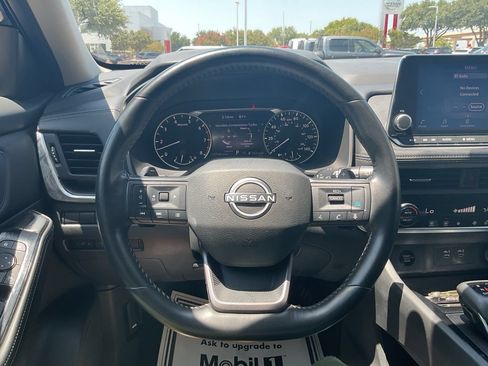 Used 2025 Nissan Rogue SV FWD image 24