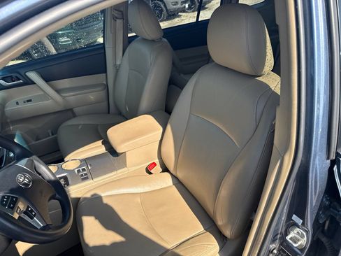 Used 2013 Toyota Highlander Plus FWD image 10