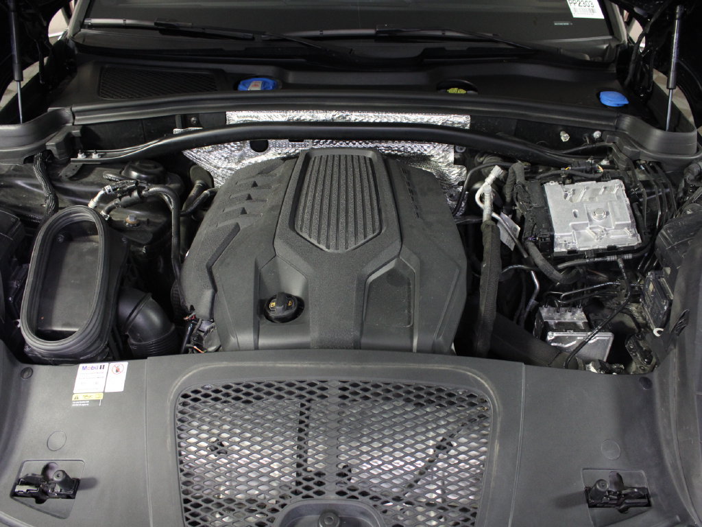 Certified 2022 Porsche Macan AWD/4WD image 44