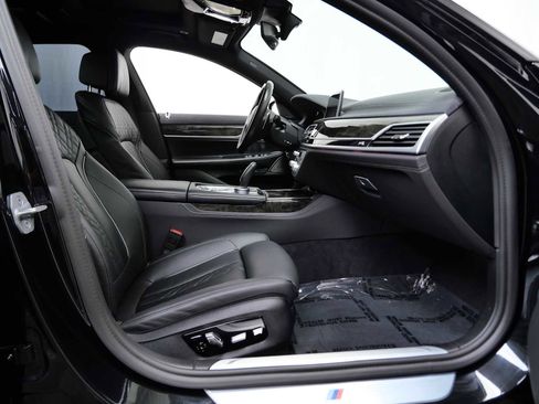 Used 2022 BMW 750i xDrive w/ M Sport Package image 12