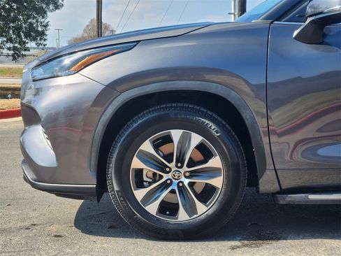 Used 2022 Toyota Highlander XLE image 8