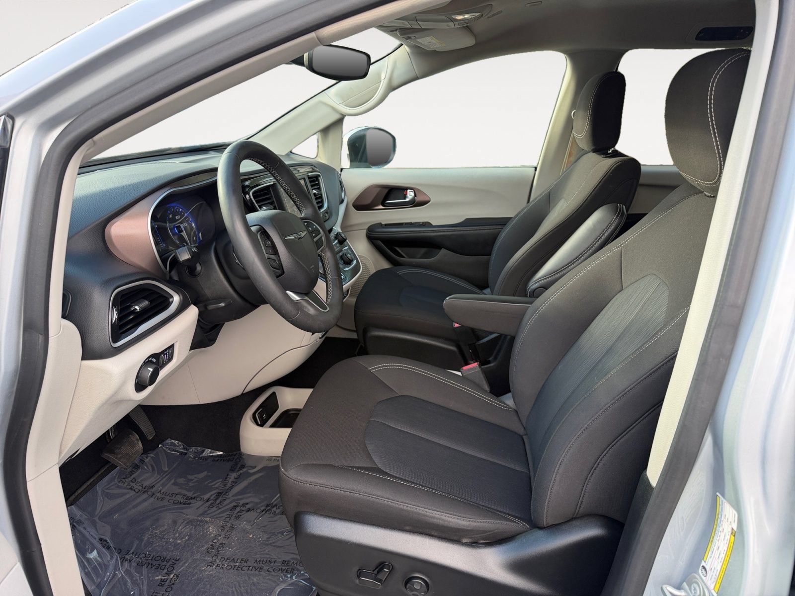 Used 2023 Chrysler Voyager LX FWD image 9