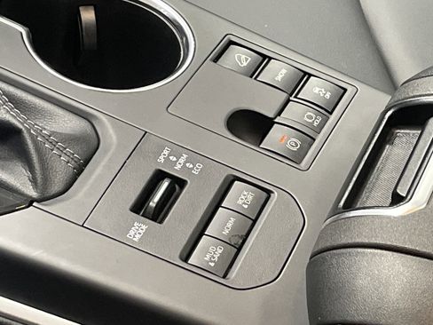 Used 2026 Toyota Highlander XLE image 29