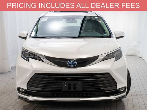 Certified 2025 Toyota Sienna XLE FWD image 2