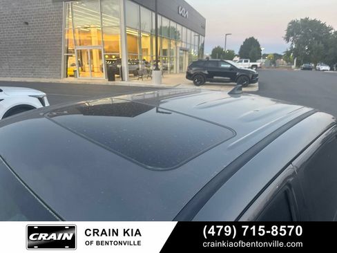 Used 2017 Toyota Tacoma TRD Off-Road w/ Premium & Technology Package AWD/4WD image 12