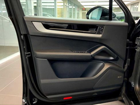 Used 2024 Porsche Cayenne image 60