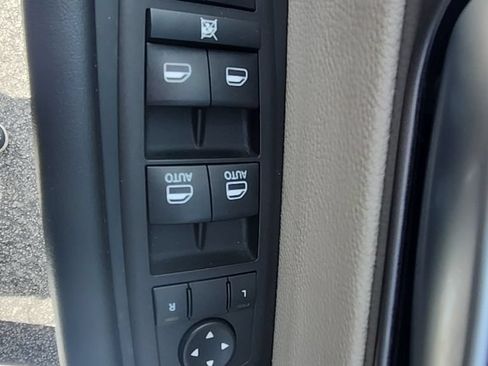 Used 2023 Chrysler Pacifica Touring-L FWD image 25