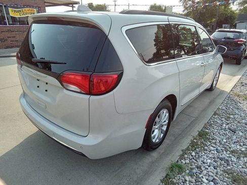 Used 2017 Chrysler Pacifica Touring-L FWD image 7