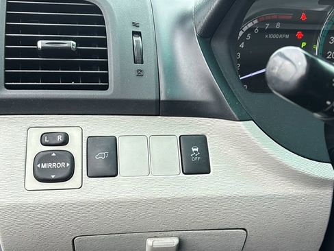 Used 2013 Toyota Venza XLE image 15