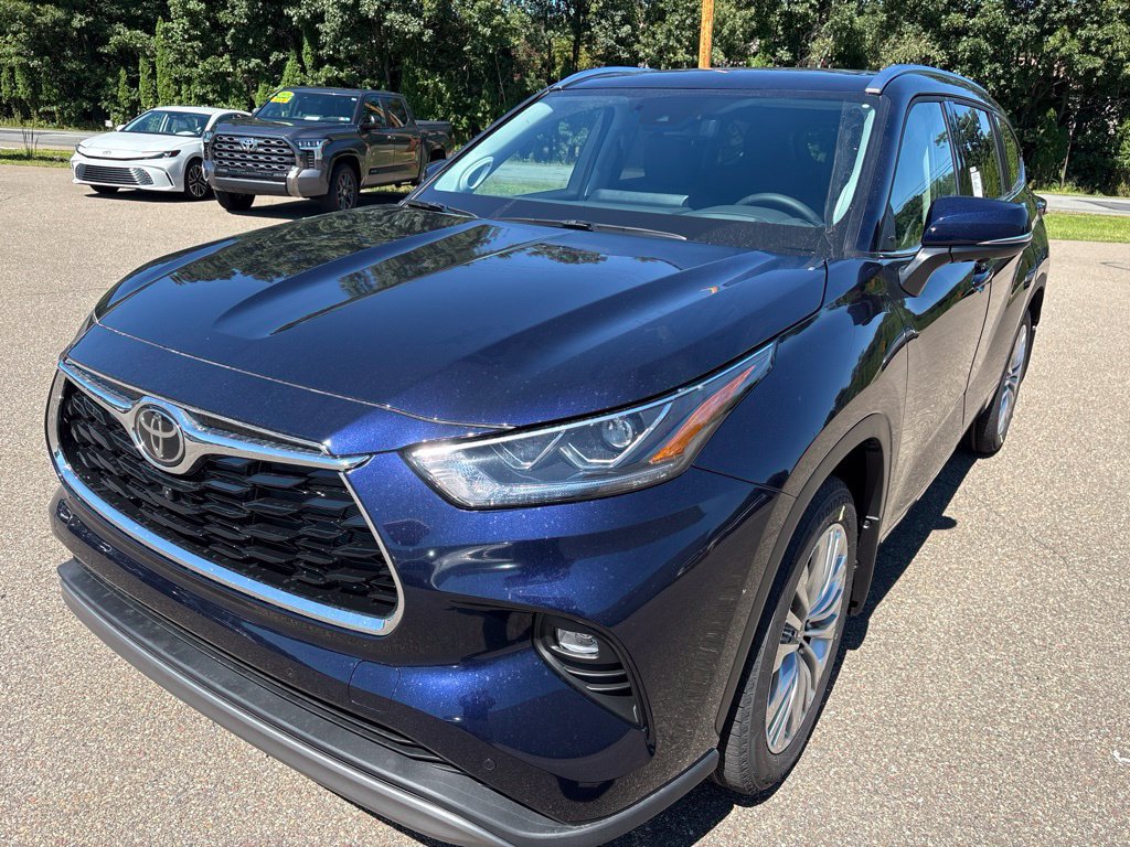 Certified 2026 Toyota Highlander Platinum AWD/4WD image 2