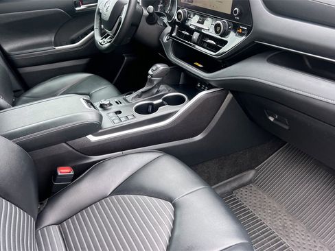 Certified 2024 Toyota Highlander XSE image 18