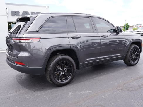 Used 2025 Jeep Grand Cherokee Altitude AWD/4WD image 3