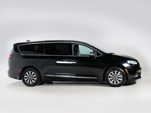 Used 2023 Chrysler Pacifica Limited FWD image 33
