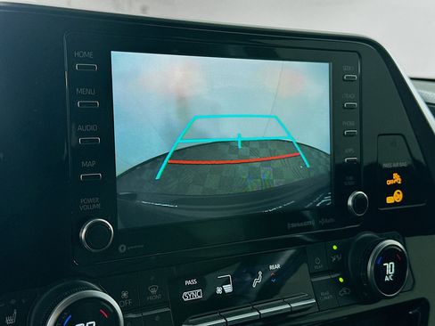 Used 2021 Toyota Highlander XLE FWD image 21