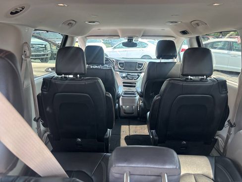 Used 2017 Chrysler Pacifica Touring-L FWD image 29