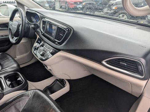 Used 2020 Chrysler Pacifica Touring-L w/ Tire & Wheel Group FWD image 29