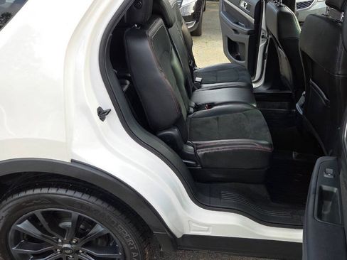 Used 2019 Ford Explorer XLT w/ Equipment Group 202A AWD/4WD image 39