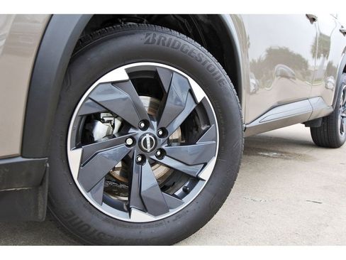 Used 2024 Nissan Rogue SV FWD image 29