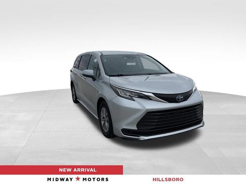 Used 2022 Toyota Sienna LE AWD/4WD image 1