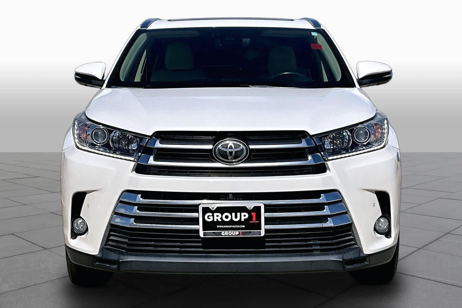 Used 2017 Toyota Highlander Limited Platinum FWD image 3