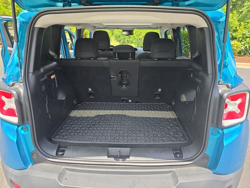 Used 2021 Jeep Renegade Latitude w/ Convenience Group FWD image 12