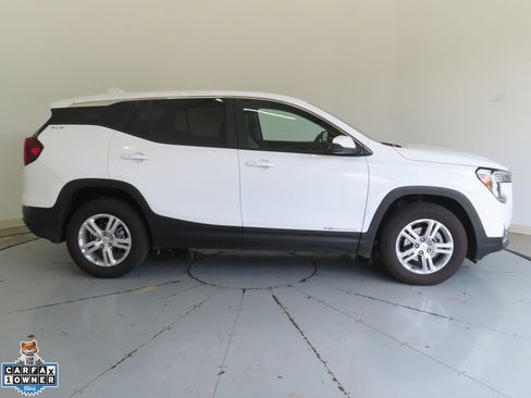 Used 2024 GMC Terrain SLE AWD/4WD image 2