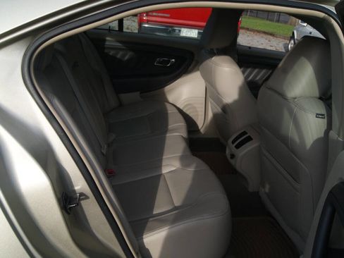 Used 2010 Ford Taurus SEL image 21