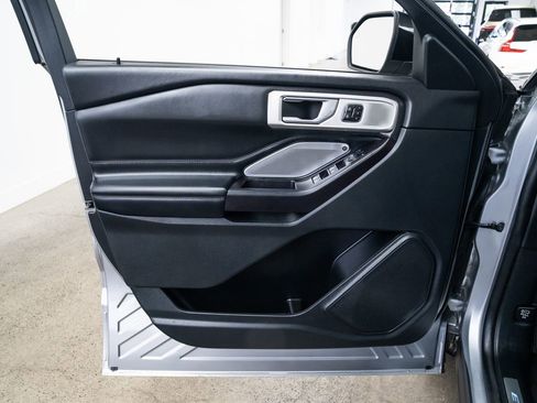 Used 2020 Ford Explorer Platinum w/ Premium Technology Package image 16