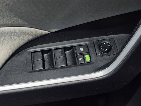 Used 2021 Toyota RAV4 XLE FWD image 19