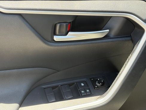 Used 2019 Toyota RAV4 XLE AWD/4WD image 7