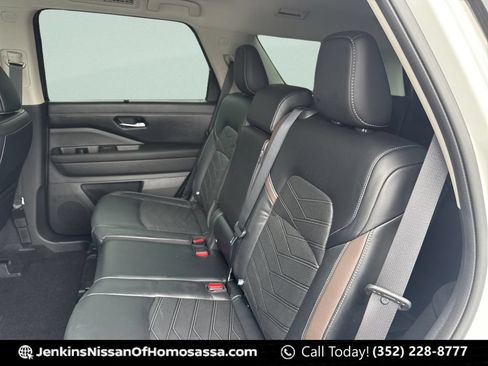 Used 2023 Nissan Pathfinder Platinum w/ Black Appearance Package FWD image 30