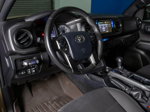 Used 2017 Toyota Tacoma TRD Off-Road w/ Premium & Technology Package AWD/4WD image 9
