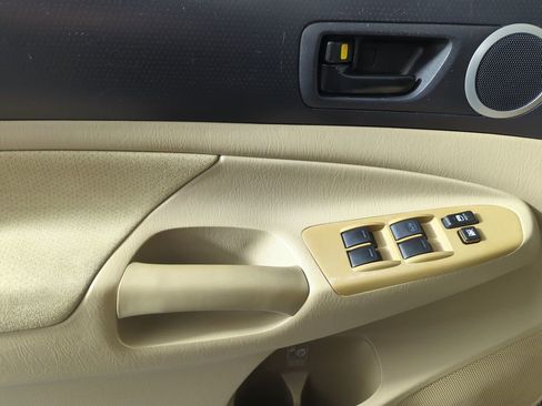 Used 2011 Toyota Tacoma PreRunner image 9