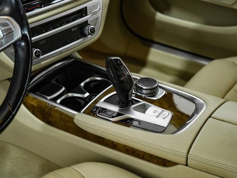 Used 2017 BMW 740i xDrive image 21