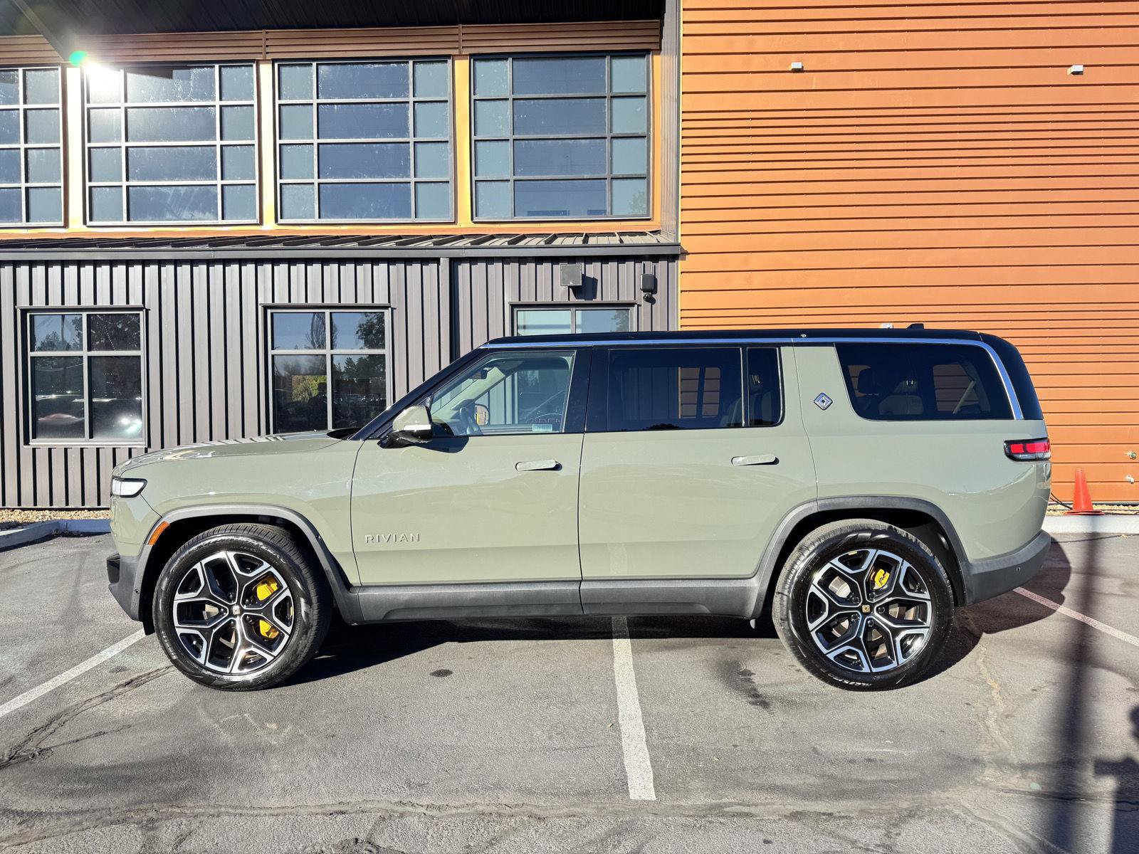 Used 2023 Rivian R1S Launch Edition Quad AWD/4WD image 2