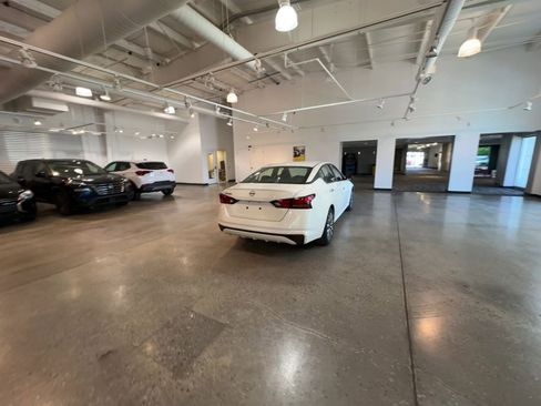 Used 2025 Nissan Altima 2.5 SV FWD image 14