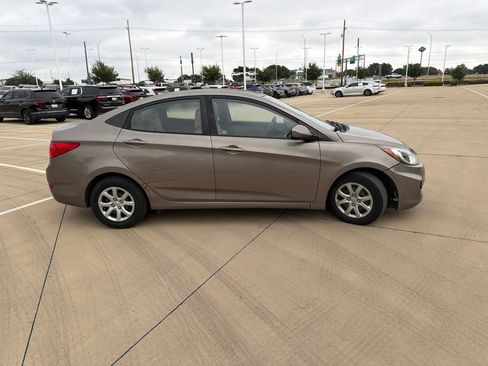 Used 2014 Hyundai Accent GLS FWD image 2
