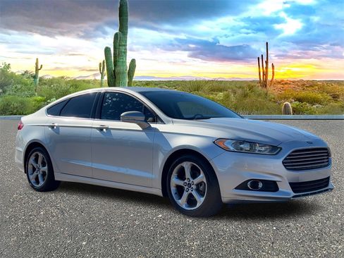 Used 2016 Ford Fusion SE image 2