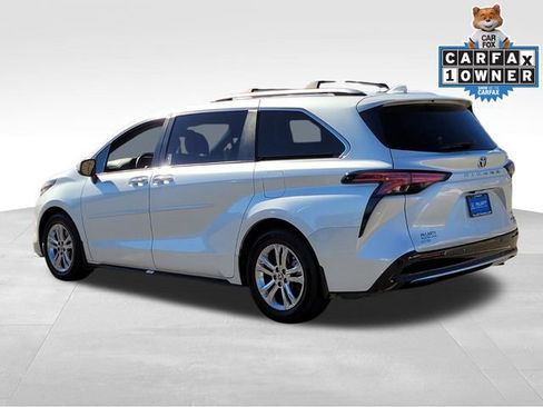 Used 2022 Toyota Sienna Platinum image 3