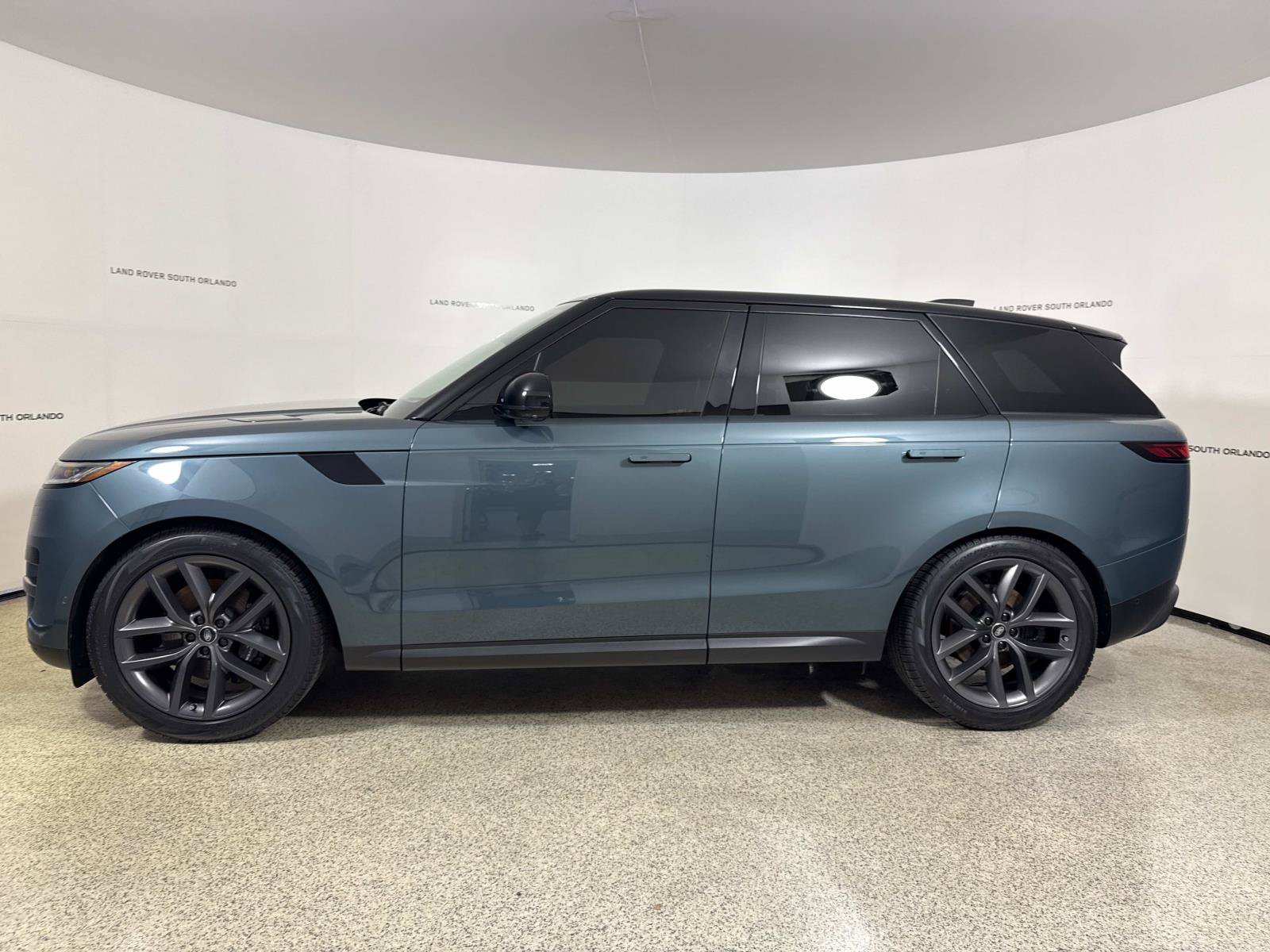 Used 2024 Land Rover Range Rover Sport SE AWD/4WD image 2