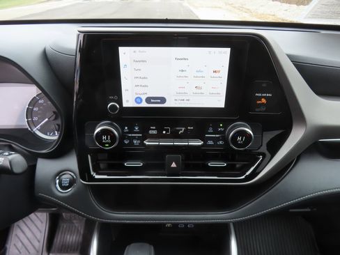 Used 2023 Toyota Highlander L image 16