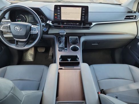 Used 2024 Toyota Sienna XLE image 12