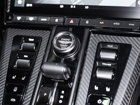 Used 2025 Aston Martin V8 Vantage Coupe image 26