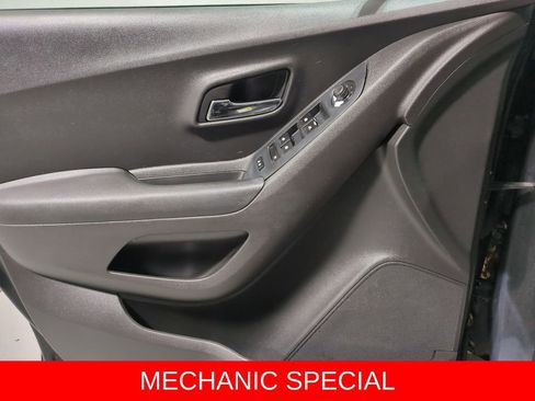 Used 2018 Chevrolet Trax LT w/ LT Convenience Package image 30