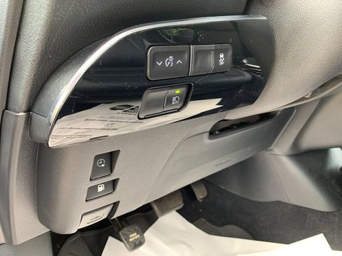 Used 2022 Toyota Prius Prime XLE FWD image 32