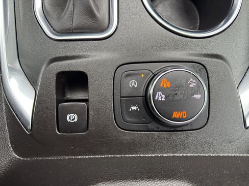 Used 2023 Chevrolet Traverse LT image 38