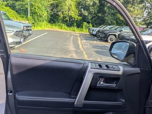 Used 2018 Toyota 4Runner SR5 AWD/4WD image 12